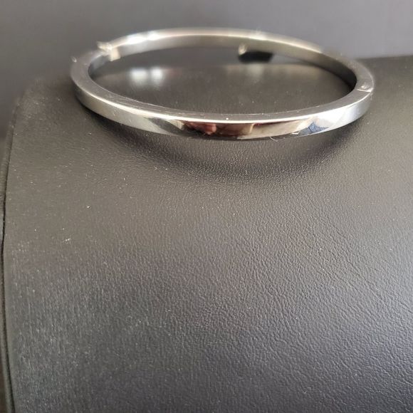 Michael Kors Bangle Bracelet with heart charm - Picture 9 of 10